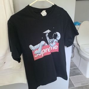 Fake supreme tee.